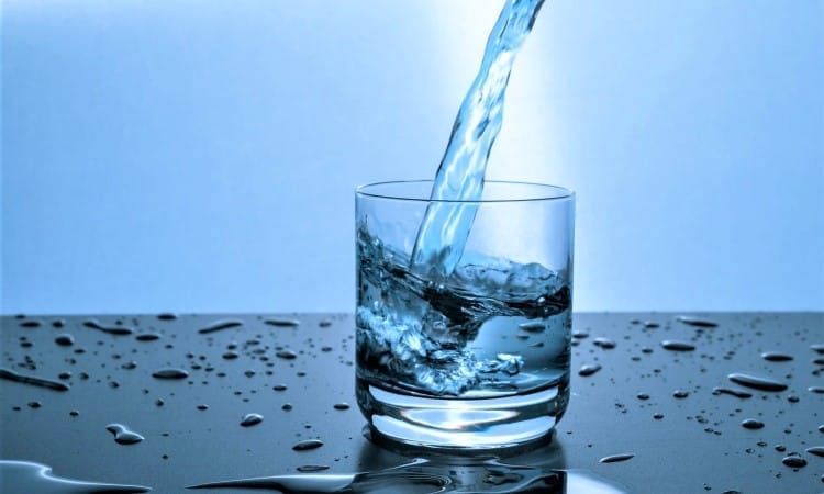Uống nhiều nước để điều trị khô âm đạo